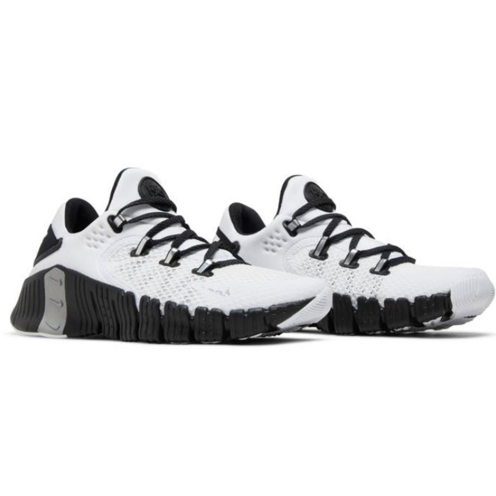 New in Box! Women’s Size 9 Nike Free Metcon 4 white/Black/Silver (Runs small)